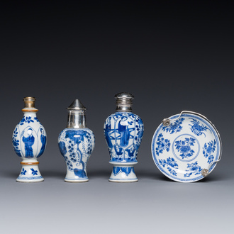 Vier Chinees blauw-wit porselein met zilveren monturen, Kangxi