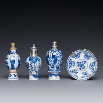 Quatre objets en porcelaine de Chine en bleu et blanc aux montures en argent, Kangxi