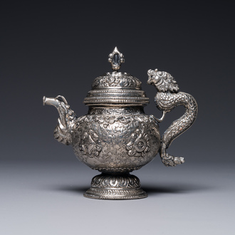 Belle théière en métal argenté à décor de 'bajixiang', Tibet, 19ème