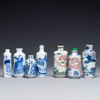 Zeven Chinese blauw-witte en koperrode snuifflessen, Yongle en Yongzheng merk, 19e eeuw
