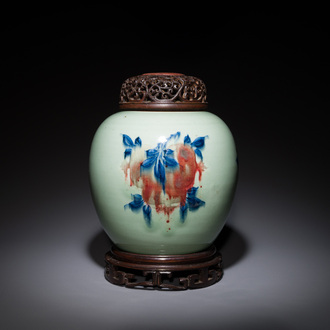 Pot de gingembre en porcelaine de Chine en bleu, blanc et rouge de cuivre sur fond céladon avec couvercle et socle en bois ajouré, 18ème