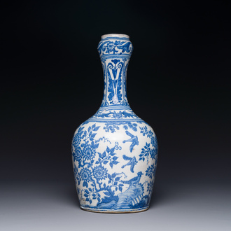 Een blauw-witte flesvormige vaas met chinoiserie decor, Delft of Haarlem, 1e helft 17e eeuw