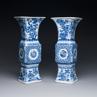 Paire de vases de forme 'gu' en porcelaine de Chine en bleu et blanc à décor floral, Kangxi