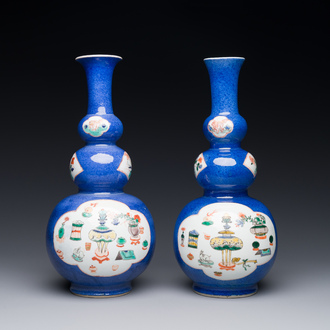 Paire de vases de forme triple gourde en porcelaine de Chine famille verte à fond bleu poudré à décor d'antiquités, Kangxi