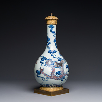Vase en porcelaine de Chine en bleu, blanc et rouge de cuivre à décor de dragon aux montures en bronze doré, 18ème