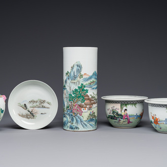 Groupe de cinq pièces en porcelaine de Chine famille rose, marque de Qianlong et Hongxian, 19/20ème