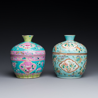 Deux bols couverts de type 'chupu' en porcelaine de Chine famille rose pour le marché Straits ou Peranakan, marque et époque de Guangxu
