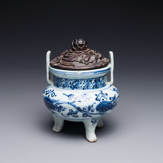 Brûle-parfum tripode en porcelaine de Chine en bleu et blanc à décor floral au couvercle en bois, Ming