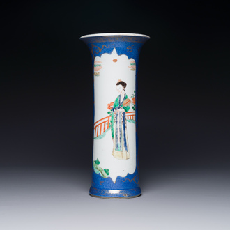Vase de forme cornet en porcelaine de Chine famille verte à fond bleu poudré à décor de dame de la cour, Kangxi