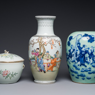 Un bol couvert et un vase en porcelaine de Chine famille rose et un pot en bleu et blanc sur fond céladon, 19/20ème