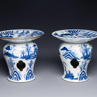 Een paar zeldzame Chinese blauw-witte offertazza's met 'visser, houthakker, boer en geleerde 漁樵耕讀圖' decor, Zhu Jiang Ruo Ji 珠江若記 merk, 19e eeuw