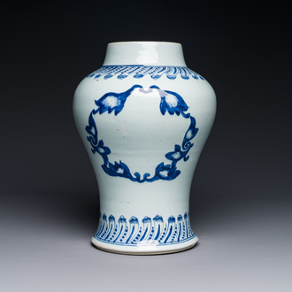 Een zeldzame en bijzondere Chinese blauw-witte vaas met floraal decor, Kangxi