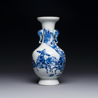 Vase en porcelaine de Chine en bleu, blanc et rouge cuivre à décor de guerriers à cheval, marque de Qianlong, 19ème