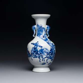 Een Chinese blauw-witte en koperrode vaas met strijders te paard, Qianlong merk, 19e eeuw