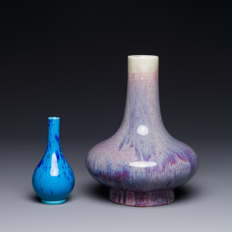 Een Chinese vaas met flambé glazuur en een vaas met blauwe spatten op turquoise fondkleur, Daoguang merk, 19/20e eeuw