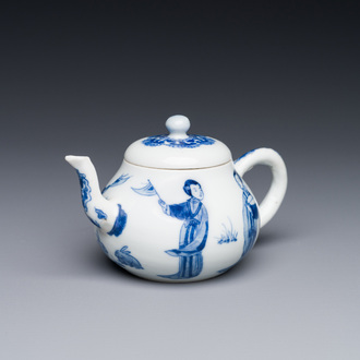 Théière couverte en porcelaine de Chine en bleu et blanc à décor des 'Longues dames', marque de Chenghua, Kangxi