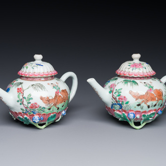 Paire de théières en porcelaine de Chine famille rose à décor de garçons et buffles, Yongzheng