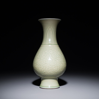 Vase en porcelaine de Chine en céladon monochrome à décor floral incisé, Kangxi