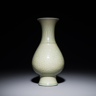 Een Chinese monochrome celadon geglazuurde vaas met floraal anhua decor, Kangxi