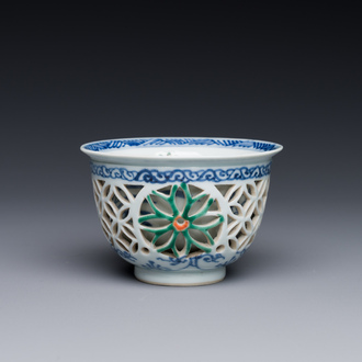 Rare tasse ajourée en porcelaine de Chine famille verte à double parois, Kangxi