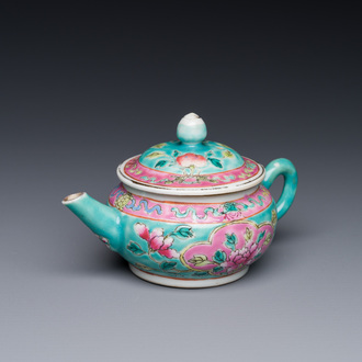 Théière couverte en porcelaine de Chine famille rose pour le marché Straits ou Peranakan, 19ème