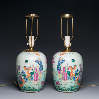 Een paar Chinese famille rose 'Acht Onsterfelijken' gemberpotten omgevormd tot lampen, 19e eeuw
