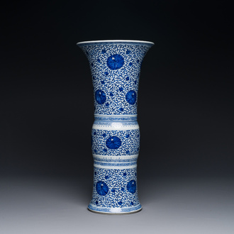 Vase de forme 'gu' en porcelaine de Chine en bleu et blanc à décor de rinceaux de chrysanthème, Kangxi
