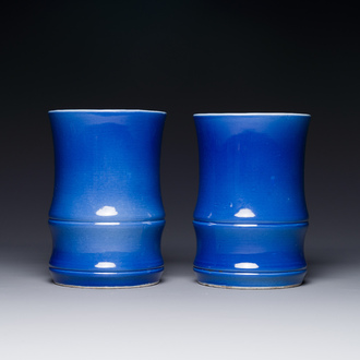 Paire de vases murals en porcelaine de Chine en bleu monochrome en forme de bamboo, 19/20ème