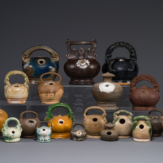 Grande collection de dix-neuf pots à chaux en grès, Vietnam, 14ème et postérieur