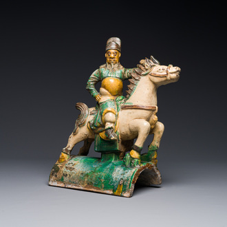 Een Chinese sancai daktegel in de vorm van een krijger te paard, Ming
