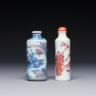 Twee Chinese blauw-witte en koperrode snuifflessen, Qianlong merk, 19e eeuw