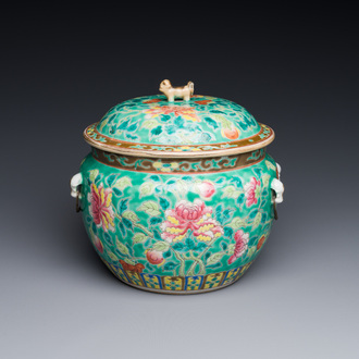 Bol couvert de type 'kamcheng' en porcelaine de Chine famille rose pour le marché Straits ou Peranakan, 19ème
