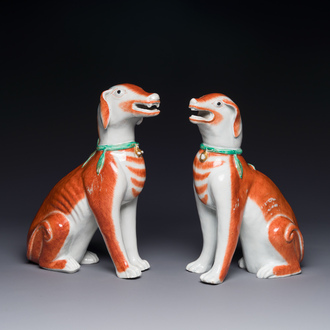 Paire de modèles de chiens en porcelaine de Chine polychrome d'exportation, Qianlong