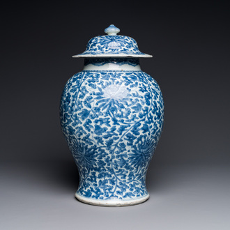 Vase couvert en porcelaine de Chine en bleu et blanc à décor de rinceaux de lotus, Kangxi