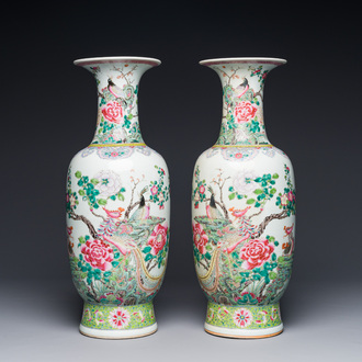Paire de vases en porcelaine de Chine famille rose à décor d'oiseaux parmi des branches fleuries, marque de Qianlong, République