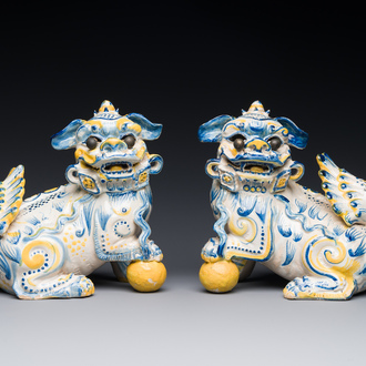 A pair of Portuguese polychrome faience sculptures of lions, 17/18th C.