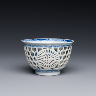 Rare tasse ajourée en porcelaine de Chine en bleu et blanc à double parois, Kangxi