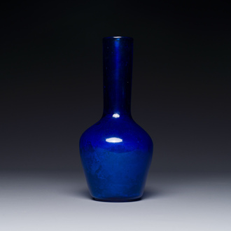 Een Chinese flesvormige vaas in blauw Peking glas, Qianlong merk en wellicht periode