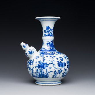 Een Chinese blauw-witte kendi met floraal decor, Kangxi