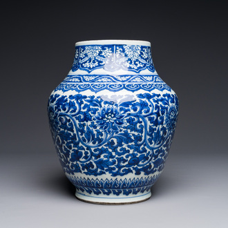 Vase en porcelaine de Chine en bleu et blanc à décor de rinceaux de lotus, période Transition