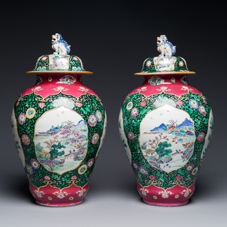 Paire de pots couverts en porcelaine de Chine famille rose à décor de paysage montagneux, Yongzheng