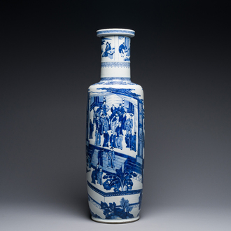 Grand vase de forme roulea en porcelaine de Chine en bleu et blanc à décor narratif, Kangxi