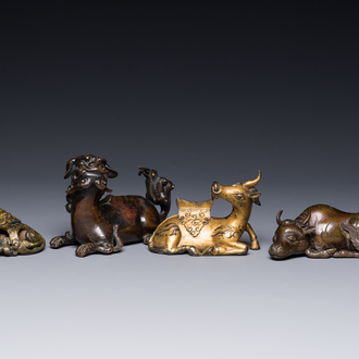 Groupe de quatre presse-papiers en bronze doré, Chine, Ming/Qing