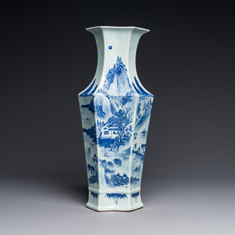Een Chinese dubbele ruitvormige blauw-witte vaas met met een bergachtig rivierlandschap, 19e eeuw