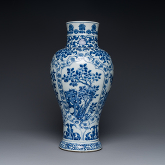 Vase de forme balustre en porcelaine de Chine en bleu et blanc à décor floral, Kangxi