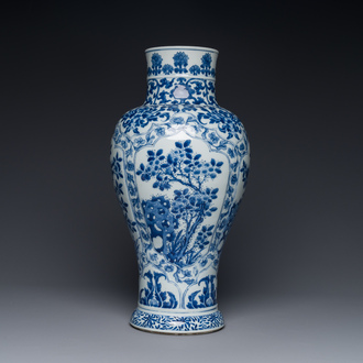 Een Chinese blauw-witte balustervaas met floraal decor, Kangxi