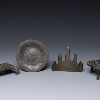 Groupe de quatre objets de bureau d'érudit en bronze, marque Shi Sou 石叟, Chine, Ming/Qing