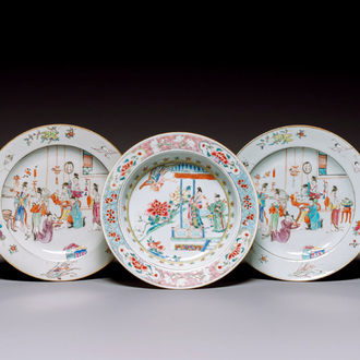 Paire d'assiettes en porcelaine de Chine famille rose à décor mandarin et une assiette à décor de 'Xi Xiang Ji' plate, Yongzheng/Qianlong