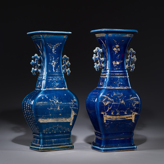 Paire de vases en porcelaine de Chine à décor doré sur fond bleu poudré, Qianlong