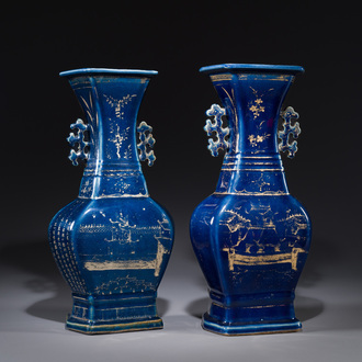 Een paar Chinese poederblauwe vazen met verguld decor, Qianlong